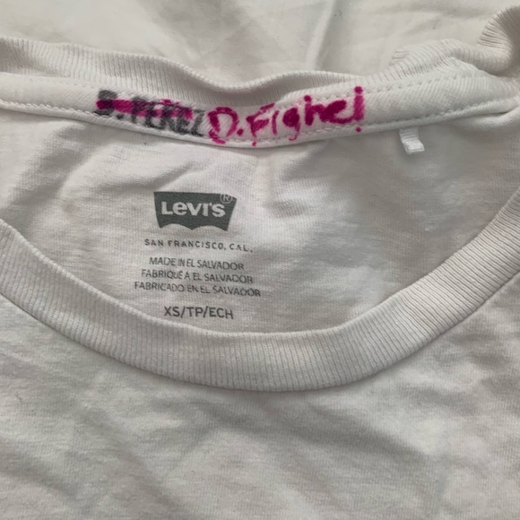 White Levi’s T-Shrit - Picture 2 of 2